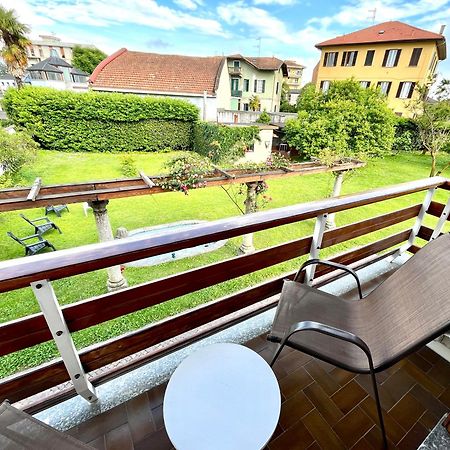 Bella Vita Guesthouse -Parcheggio Privato Interno Арона Екстериор снимка
