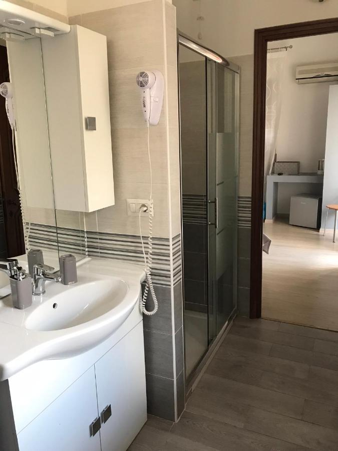 Bella Vita Guesthouse -Parcheggio Privato Interno Арона Екстериор снимка