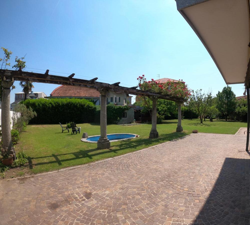 Bella Vita Guesthouse -Parcheggio Privato Interno Арона Екстериор снимка