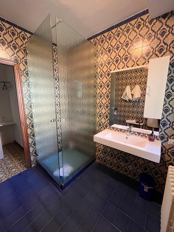 Bella Vita Guesthouse -Parcheggio Privato Interno Арона Екстериор снимка