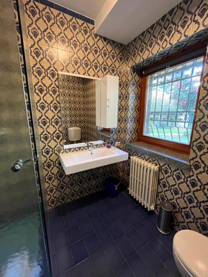 Bella Vita Guesthouse -Parcheggio Privato Interno Арона Екстериор снимка