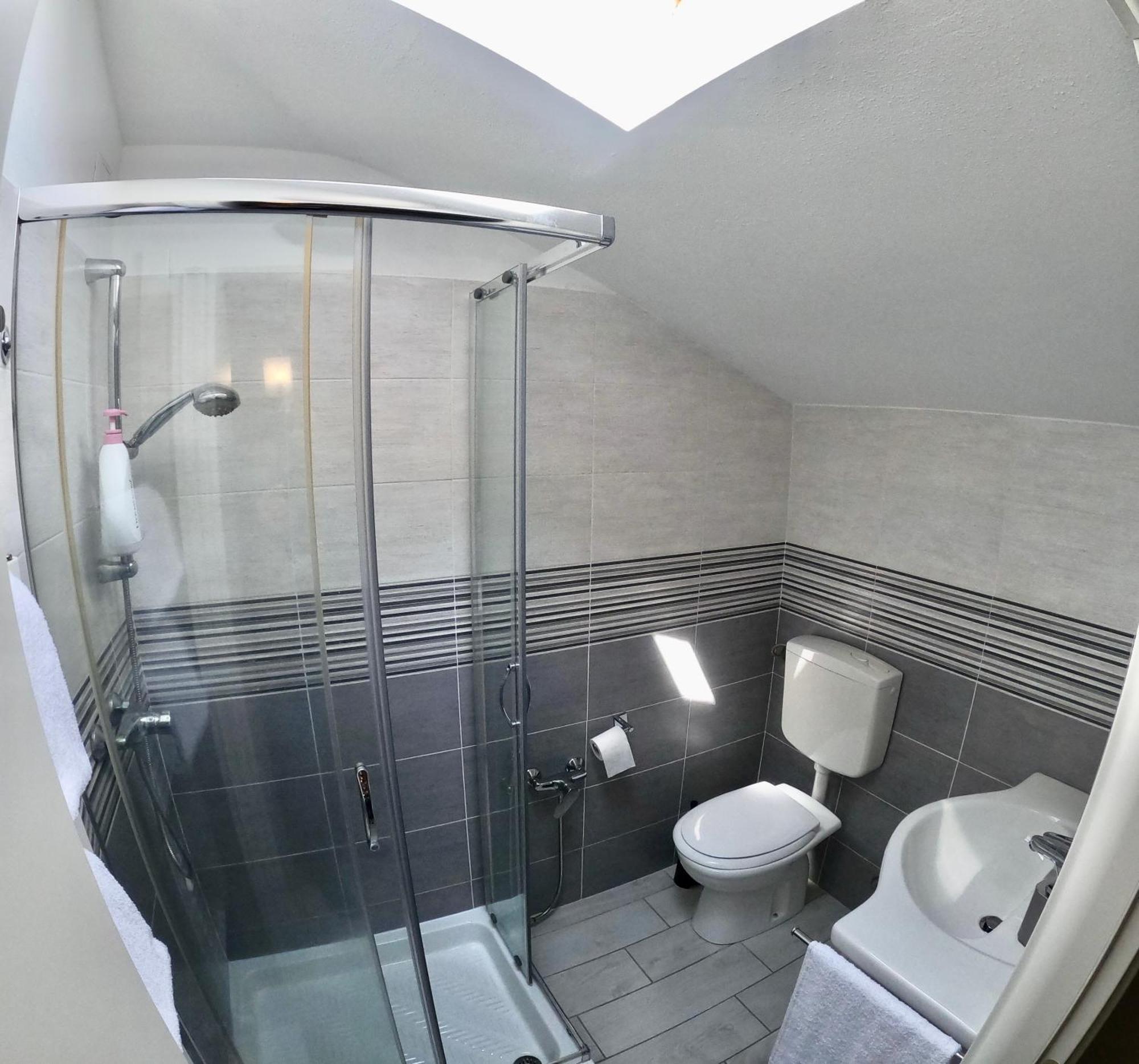 Bella Vita Guesthouse -Parcheggio Privato Interno Арона Екстериор снимка
