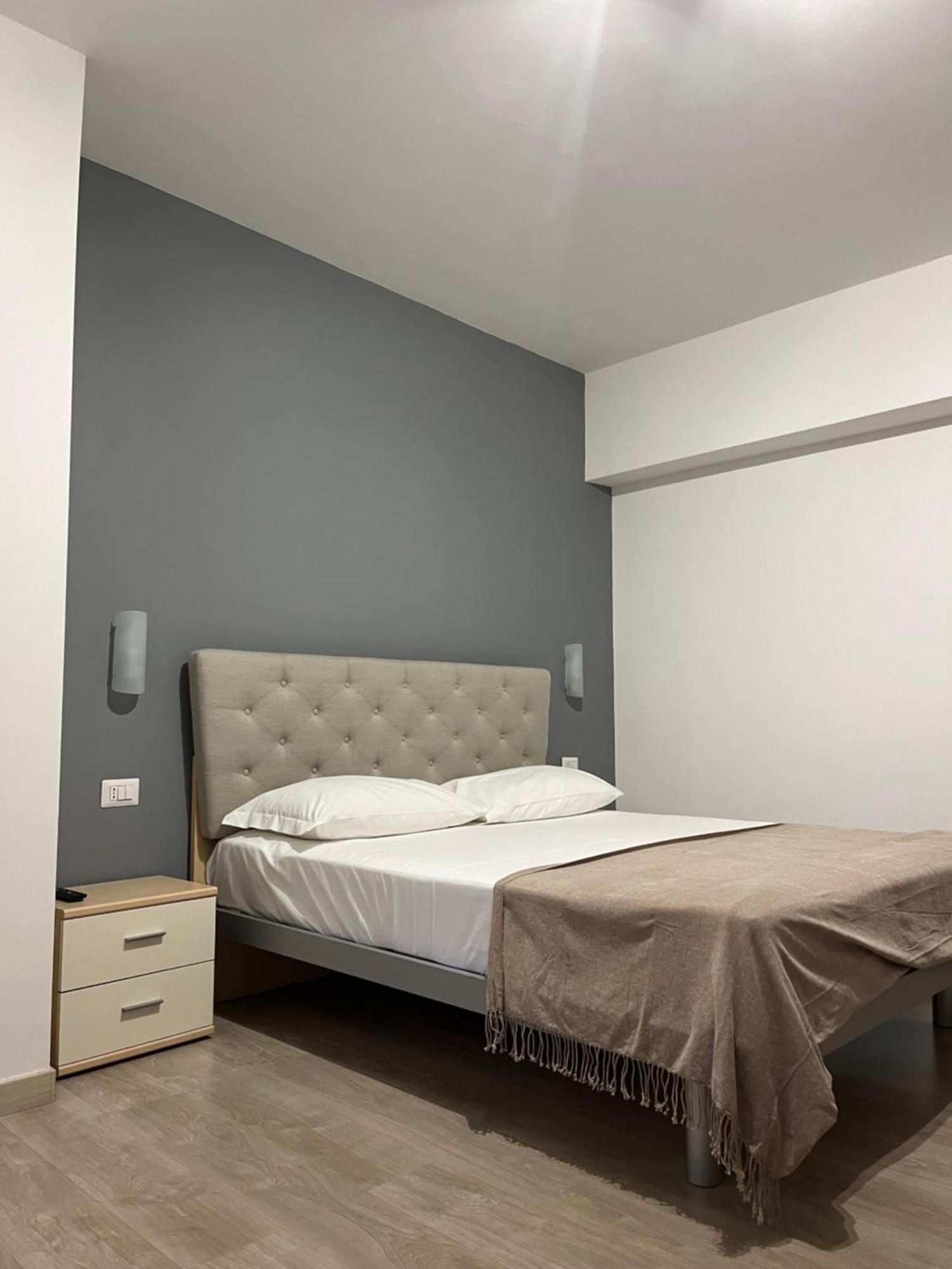 Bella Vita Guesthouse -Parcheggio Privato Interno Арона Екстериор снимка