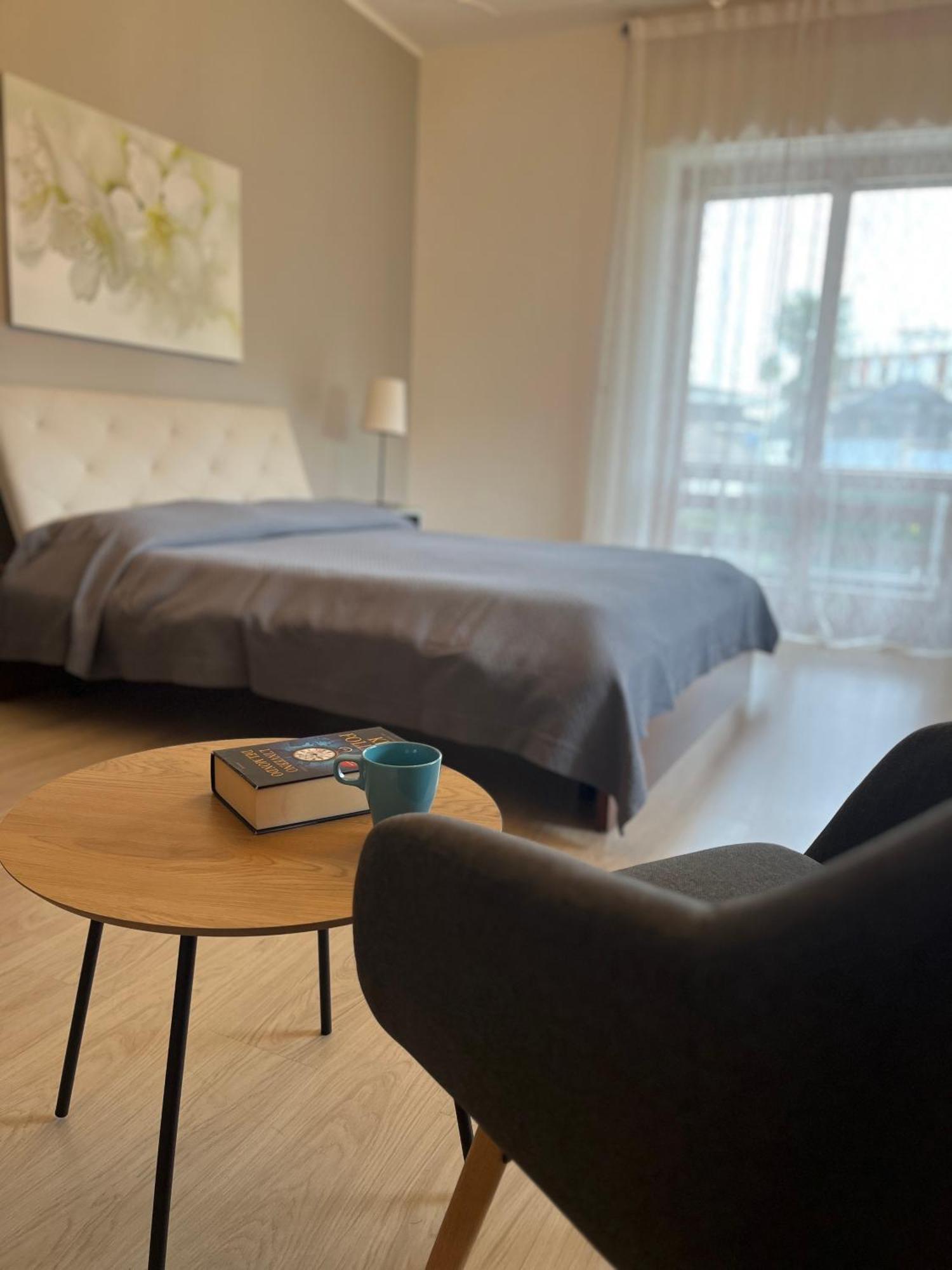 Bella Vita Guesthouse -Parcheggio Privato Interno Арона Екстериор снимка