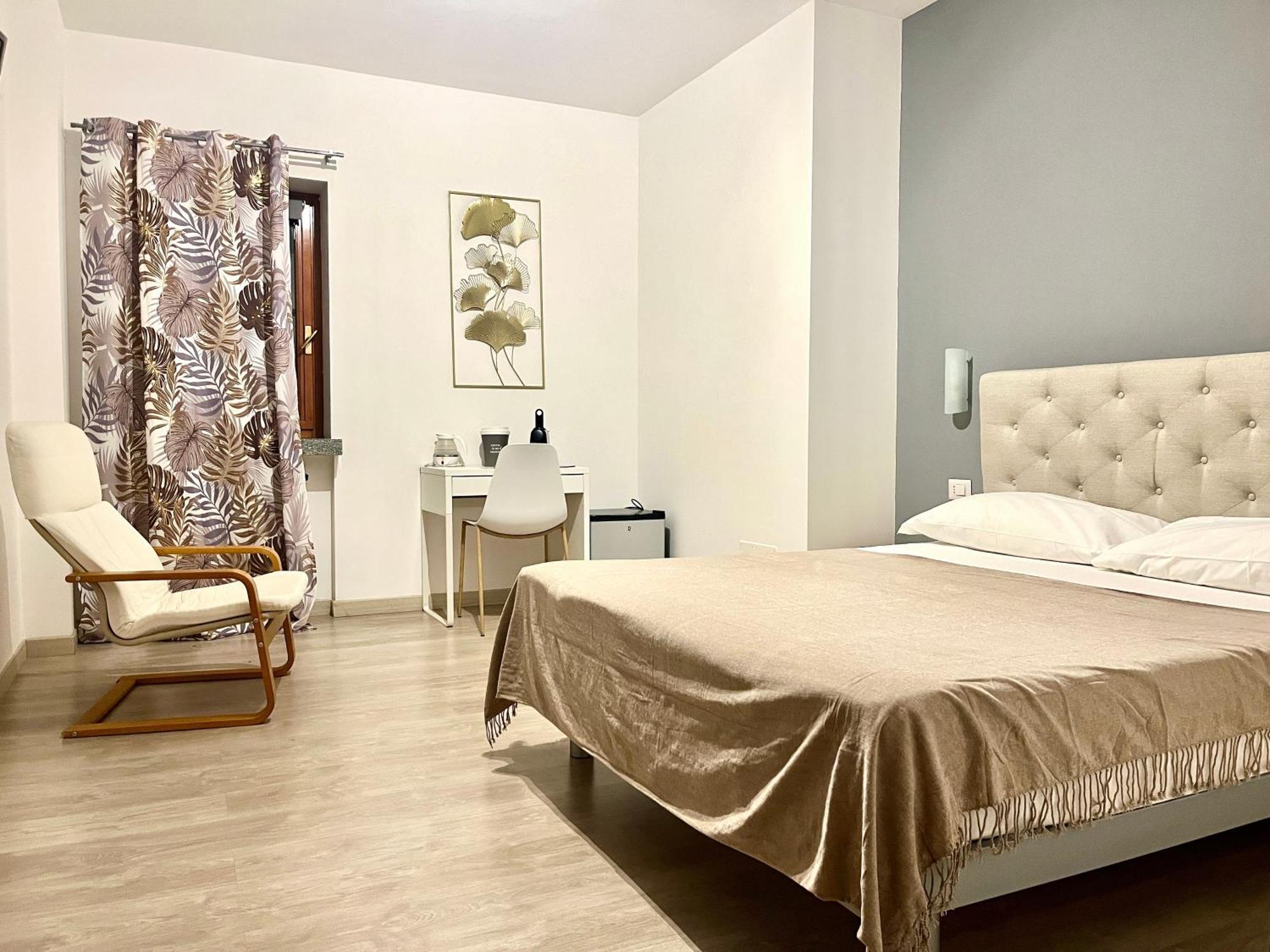 Bella Vita Guesthouse -Parcheggio Privato Interno Арона Екстериор снимка