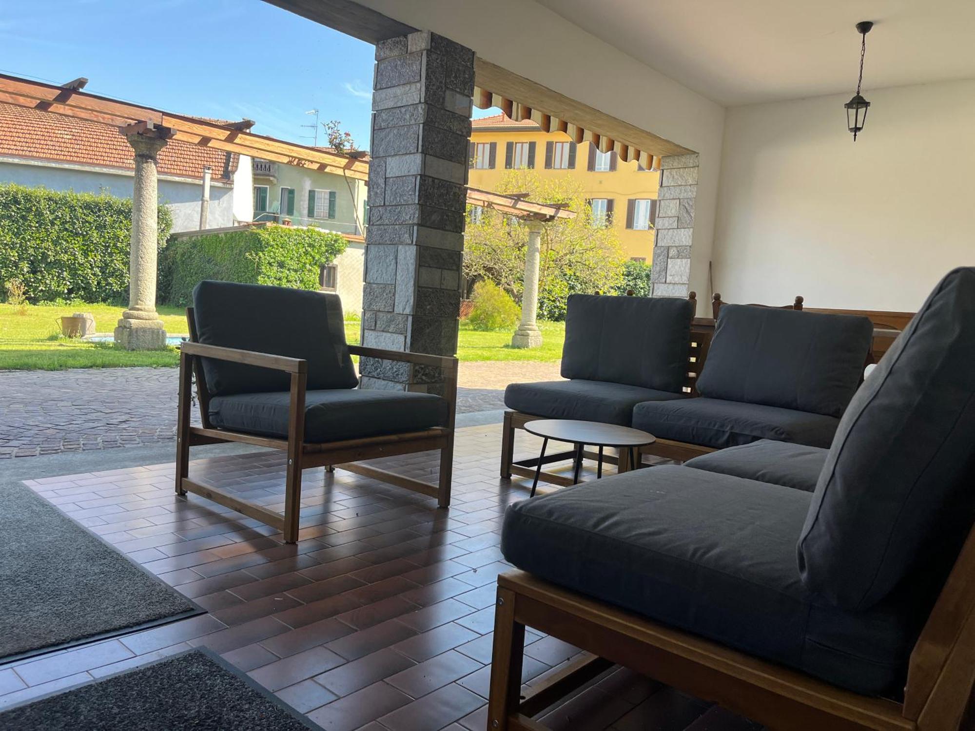 Bella Vita Guesthouse -Parcheggio Privato Interno Арона Екстериор снимка