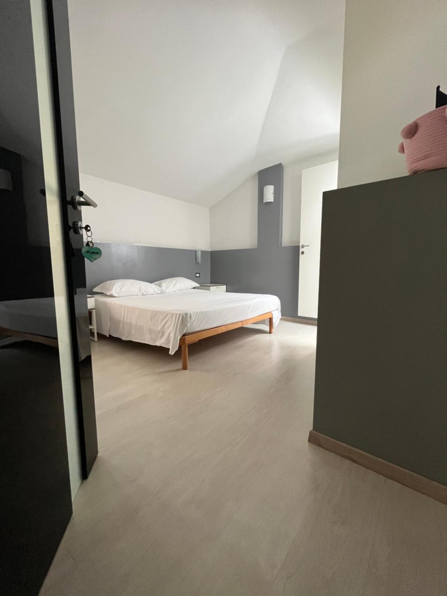 Bella Vita Guesthouse -Parcheggio Privato Interno Арона Екстериор снимка