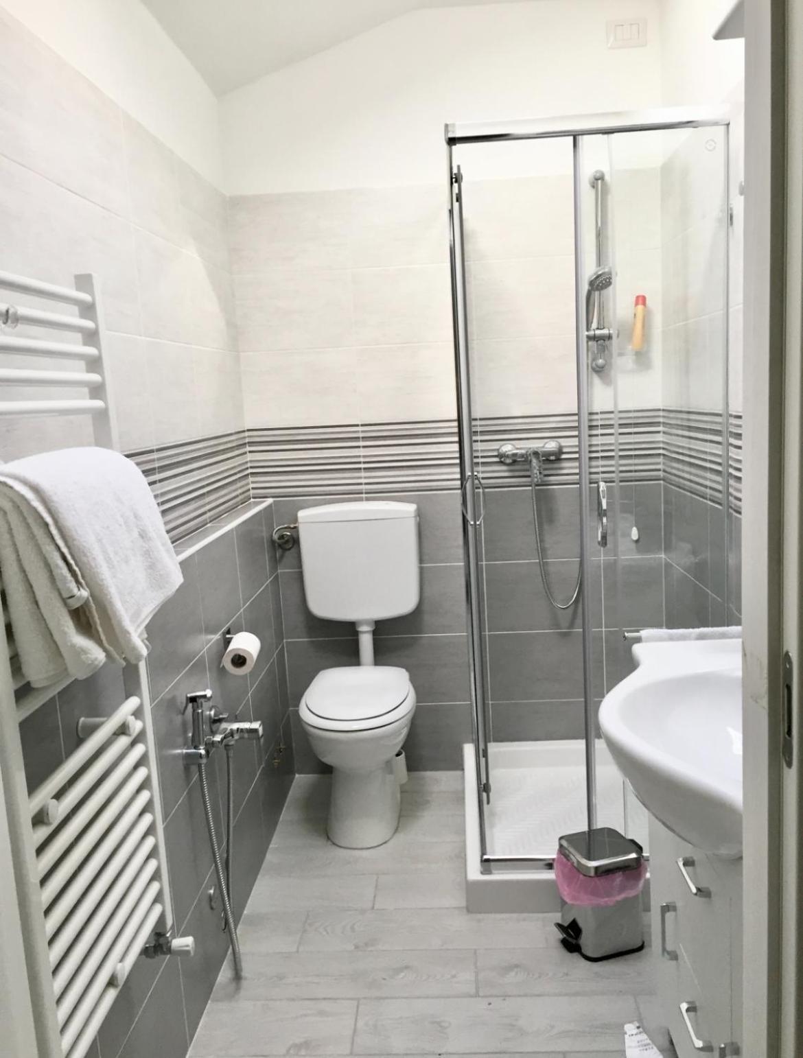 Bella Vita Guesthouse -Parcheggio Privato Interno Арона Екстериор снимка