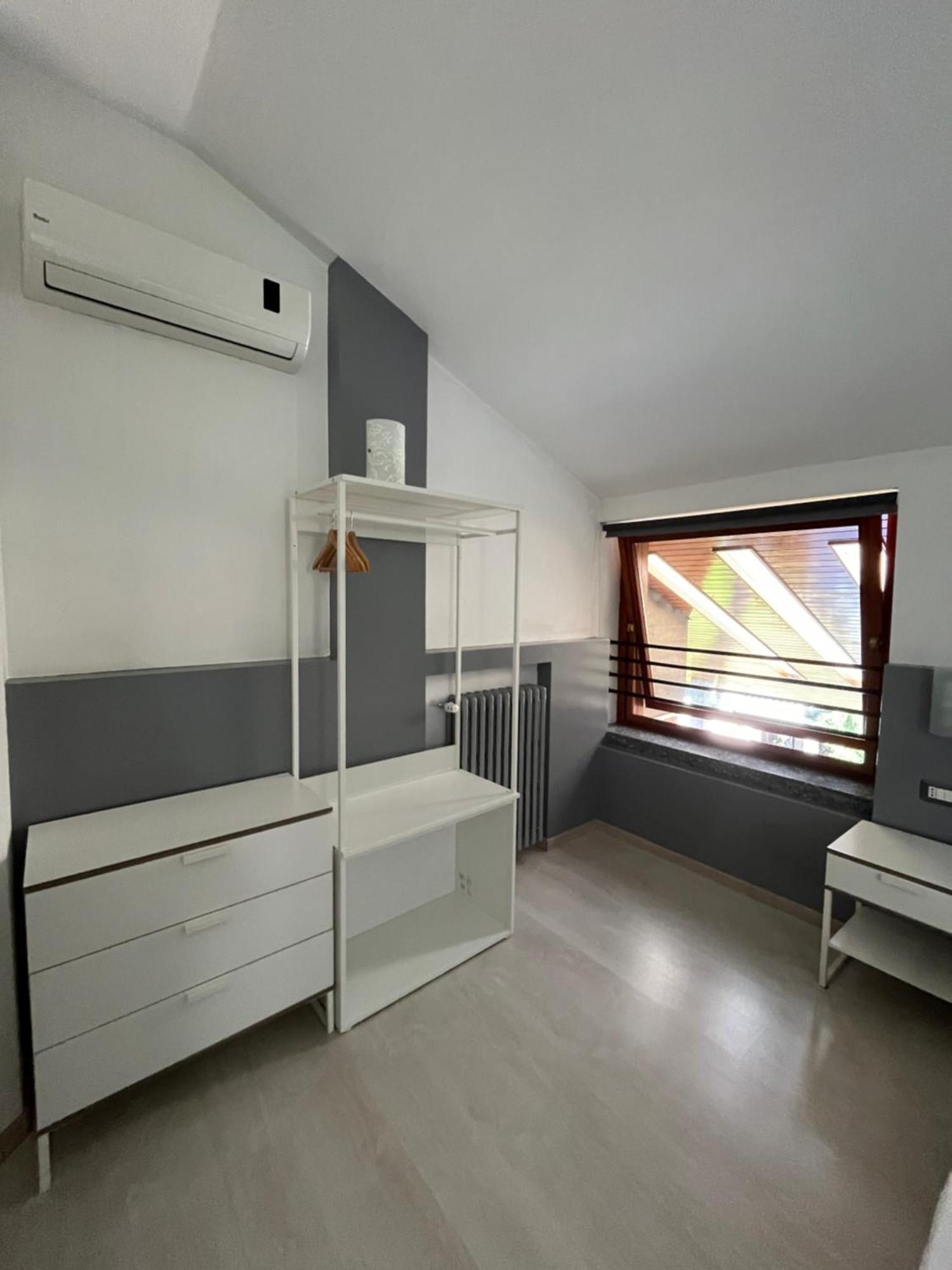 Bella Vita Guesthouse -Parcheggio Privato Interno Арона Екстериор снимка