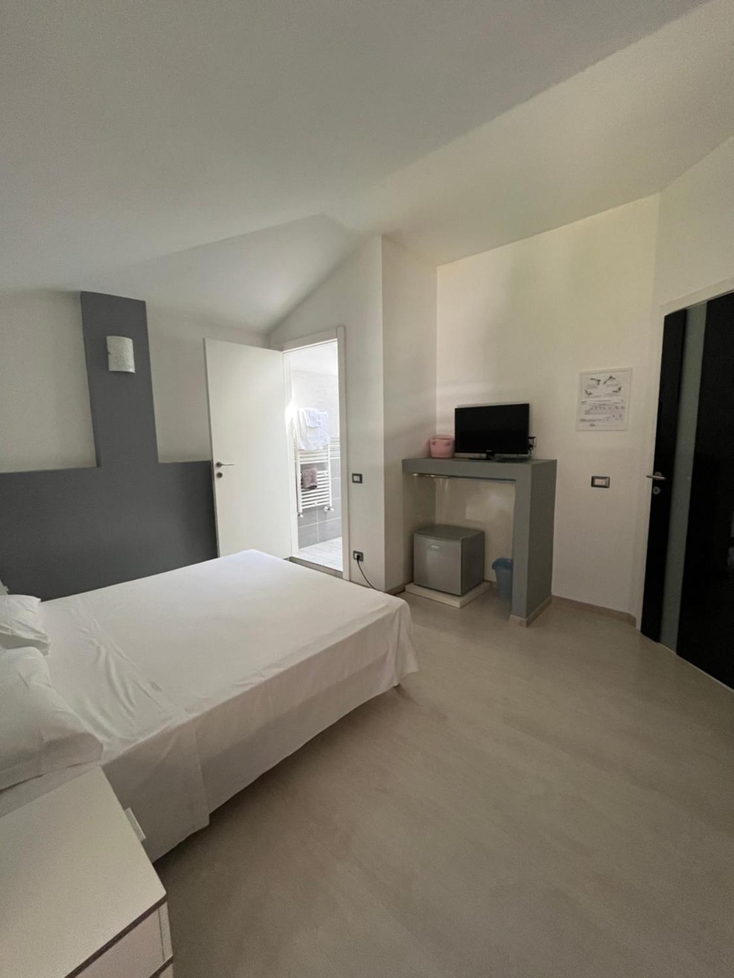 Bella Vita Guesthouse -Parcheggio Privato Interno Арона Екстериор снимка