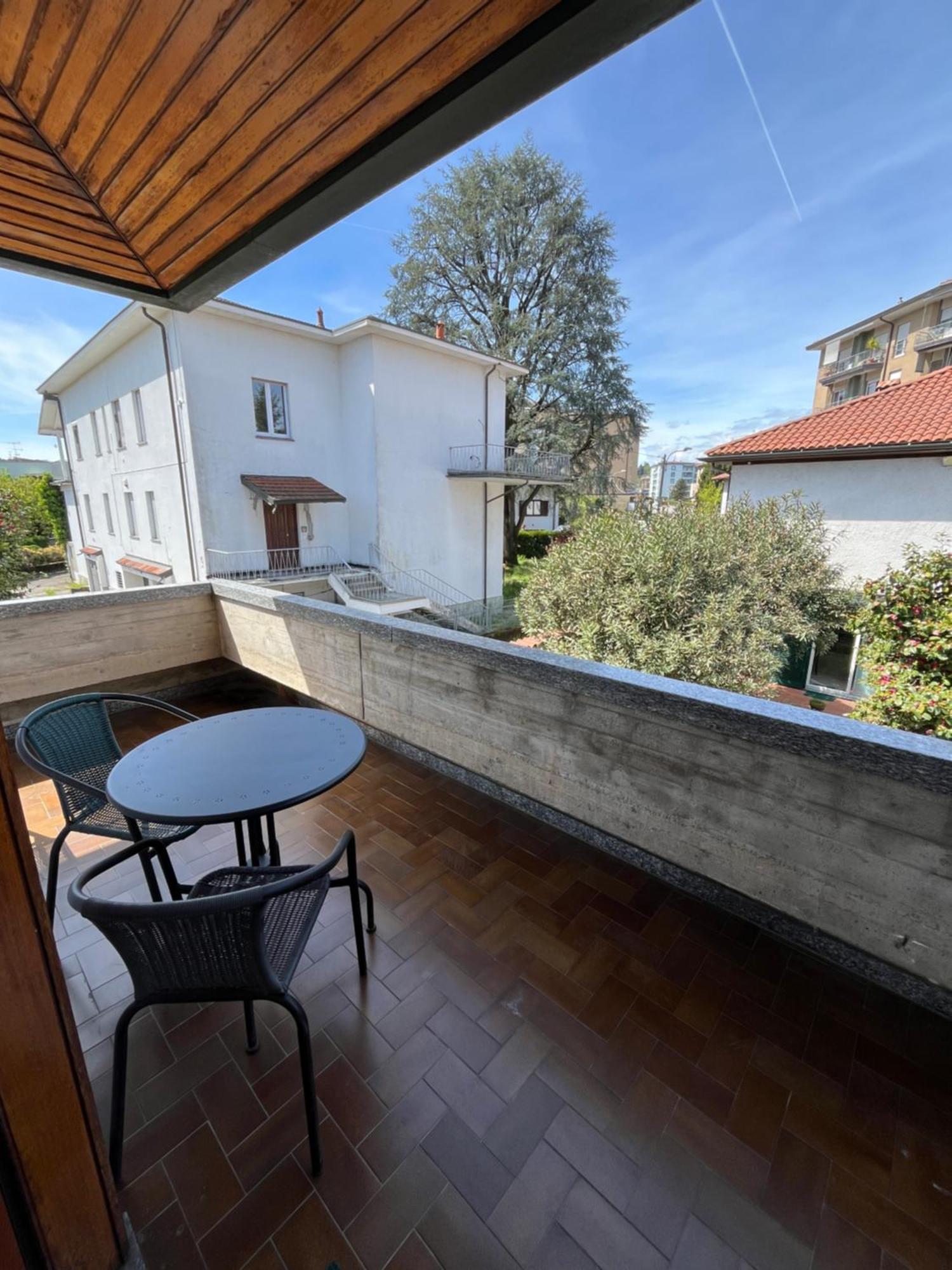 Bella Vita Guesthouse -Parcheggio Privato Interno Арона Екстериор снимка