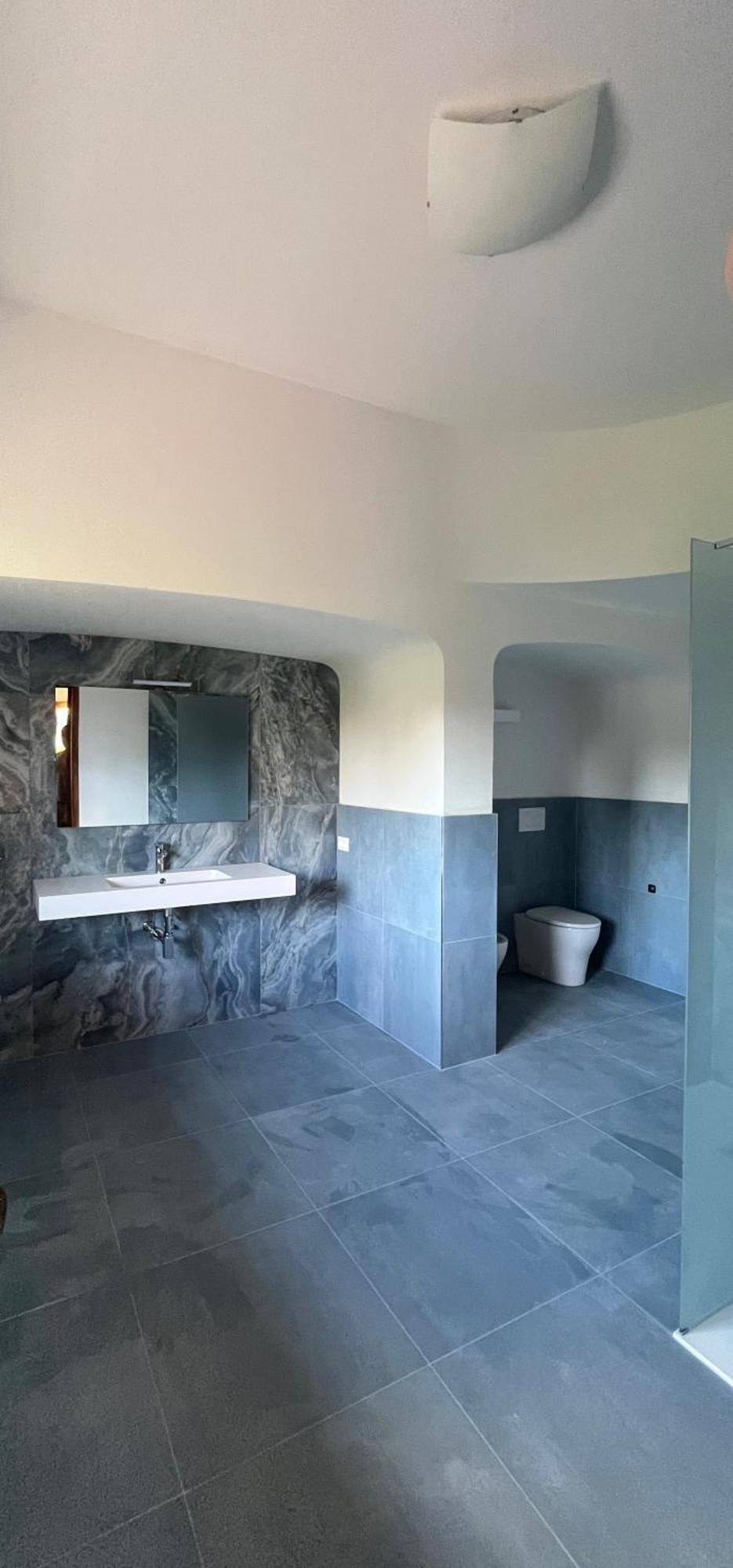 Bella Vita Guesthouse -Parcheggio Privato Interno Арона Екстериор снимка