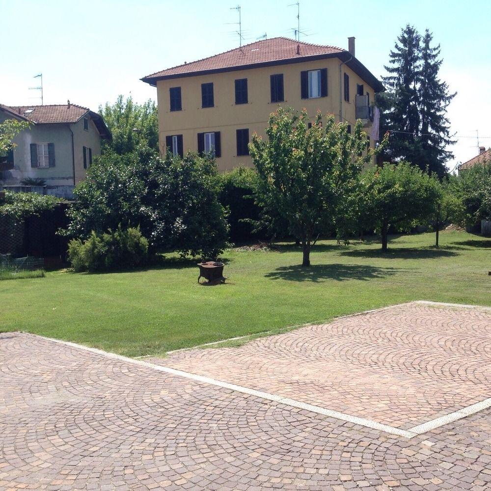 Bella Vita Guesthouse -Parcheggio Privato Interno Арона Екстериор снимка