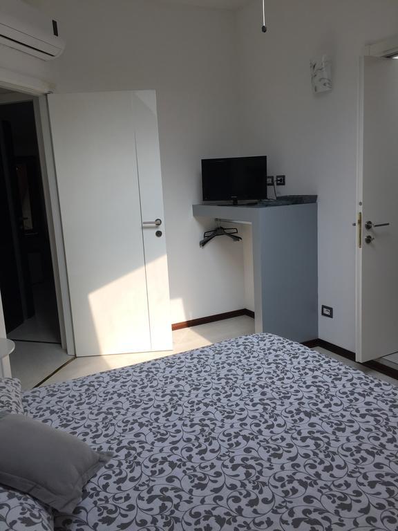 Bella Vita Guesthouse -Parcheggio Privato Interno Арона Екстериор снимка