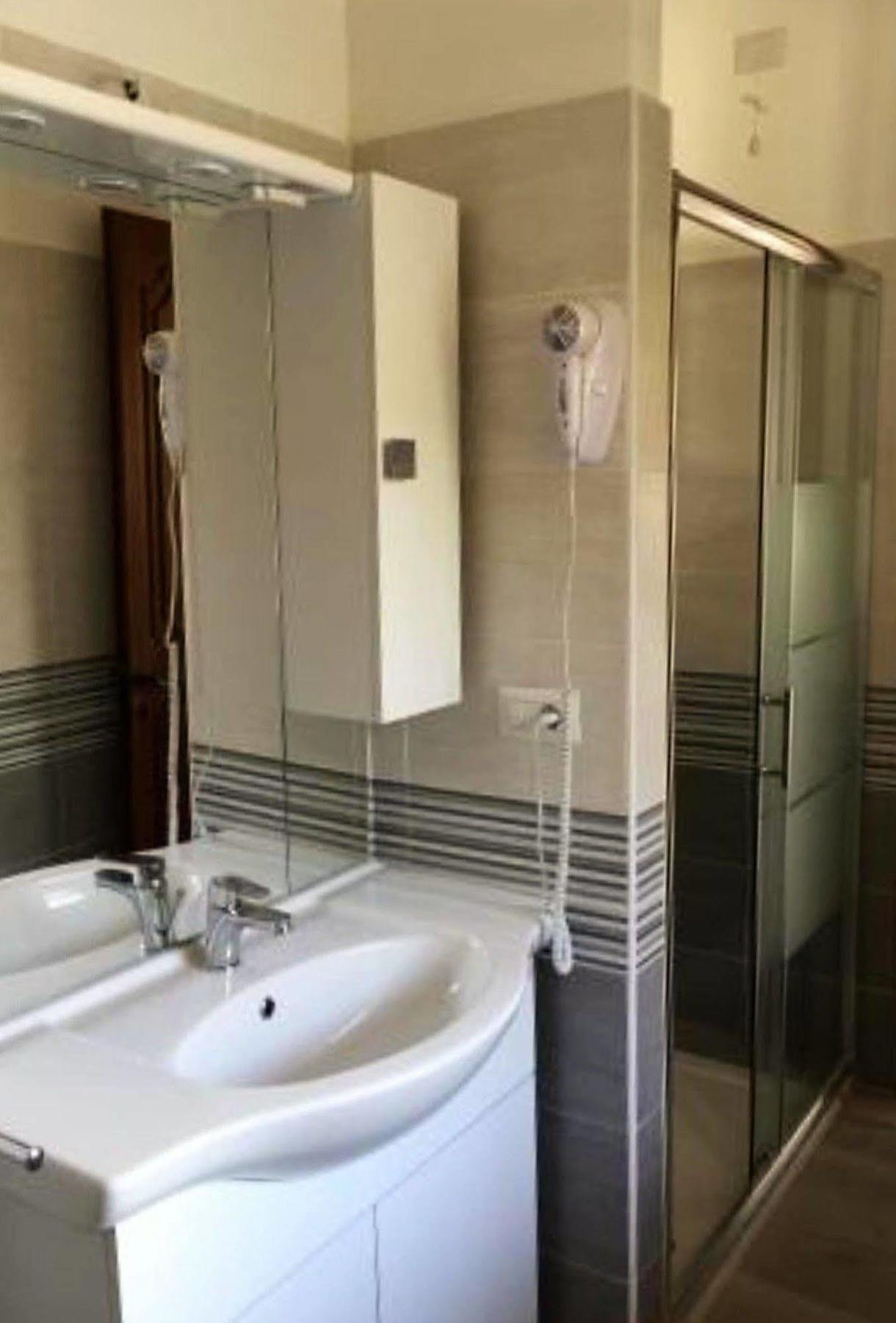 Bella Vita Guesthouse -Parcheggio Privato Interno Арона Екстериор снимка