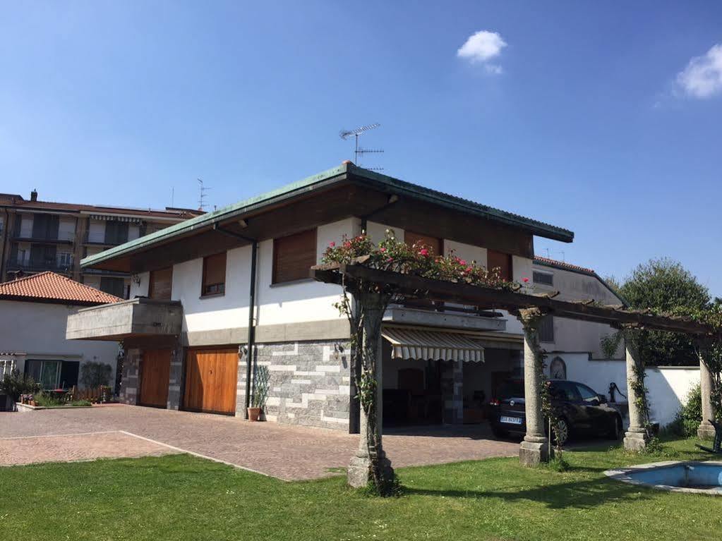 Bella Vita Guesthouse -Parcheggio Privato Interno Арона Екстериор снимка