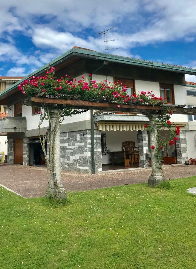 Bella Vita Guesthouse -Parcheggio Privato Interno Арона Екстериор снимка